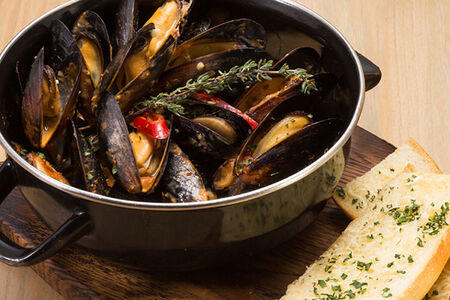 Мидии в томатном соусе с чесночным хлебом