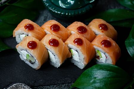 Ролл с острым копченым лососем