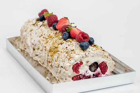 Меренговый рулет с фисташками и малиной