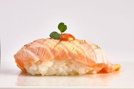 Нигири суши Лосось татаки