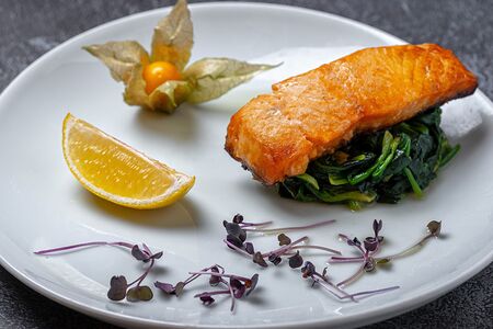 Семга со шпинатом