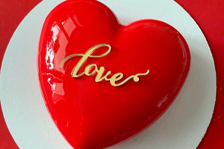Муссовый торт сердце Love красный