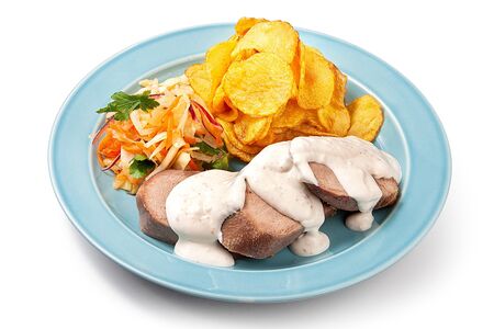 Язык под сливочным соусом