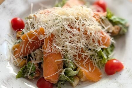 Салат Цезарь с сёмгой