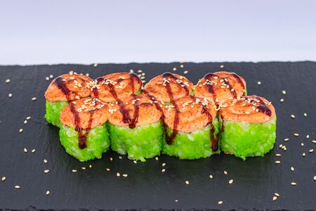 Запеченный ролл Калифорния с тунцом