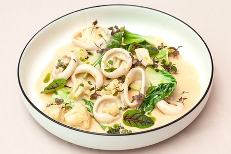 Кальмар с листьями пак-чой