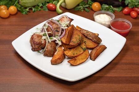 Шашлык из свинины с картофелем по-домашнему