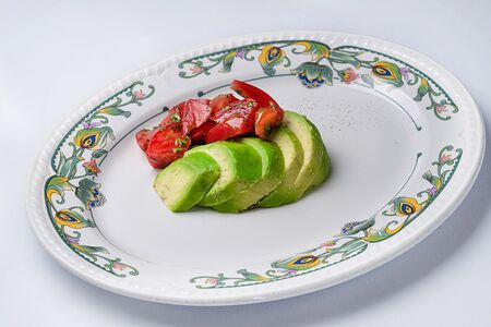 Авокадо с томатами