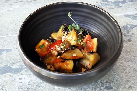 Хрустящие баклажаны с китайскими грибами в чили соусе