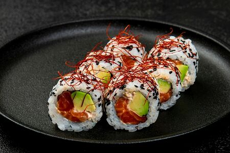 Ролл Авторский с лососем и авокадо