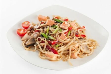 Удон с лососем и шампиньонами в сливках