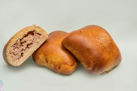 Пирожок с ветчиной и сыром