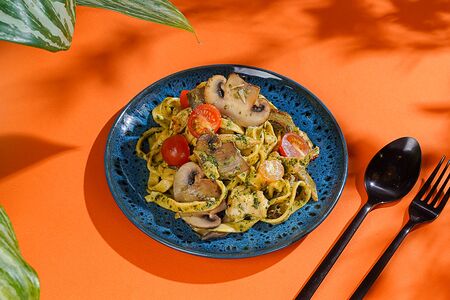 Паста с цыпленком и грибами в сливочном чили