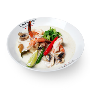 Том кха с креветками с доброй порцией пропаренного риса