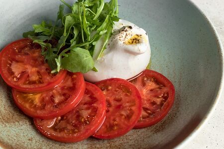 Буррата с помидорами и руколой