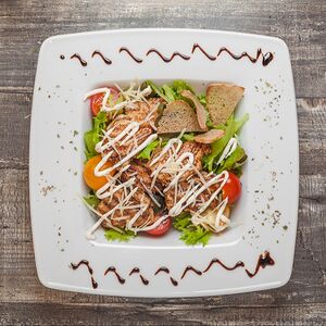 Салат Цезарь с курицей