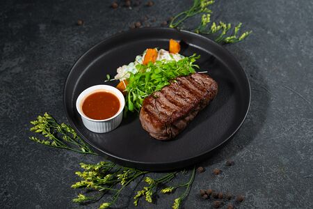 Филе миньон с зеленым горошком и тыквой в сливках