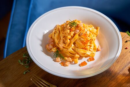 Фетучини с копченым лососем и икрой