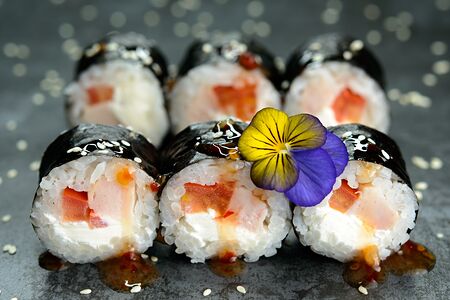 Малый ролл с помидоркой и курицей