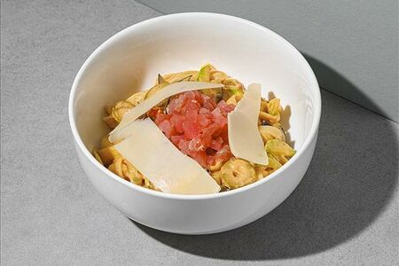 Тальятелле с тунцом, оливками и овощами