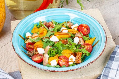 Салат с манго и угрем