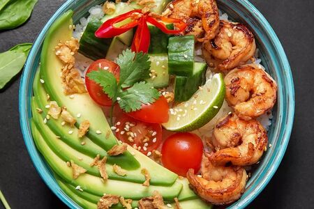 Поке Креветки под соусом том ям