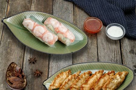 Сет: гёдза с говядиной (6 шт.), фреш-ролл с креветками и курицей (2 шт.)