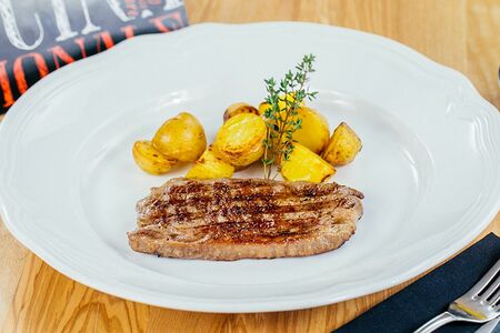 Стейк из вырезки с молодым картофелем