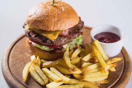 Бургер с говяжьей котлетой