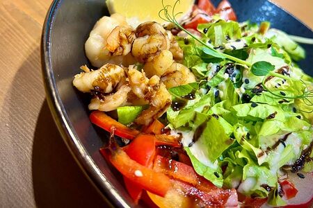 Боул с тигровыми креветками, киноа и овощами