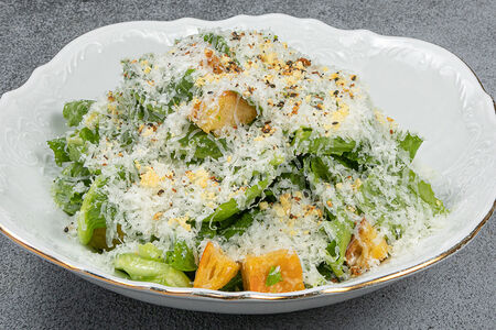 Листья салата с соусом цезарь, крутонами и пармезаном