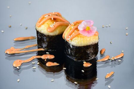 Запеченный ролл с копченым лососем, зеленым луком и спайси