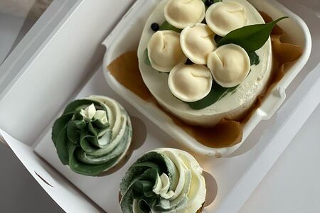 Бенто-торт с пельменями и двумя капкейками