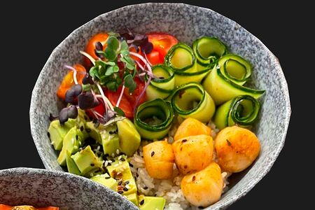 Поке с обжаренным гребешком