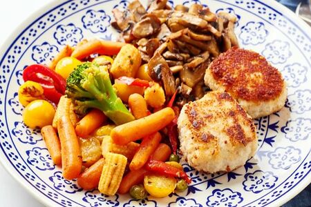 Котлета куриная с овощным соте