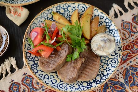 Медальоны из языка теленка с золотистым картофелем