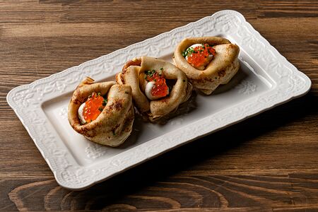 Блины со сливочным сыром и красной икрой