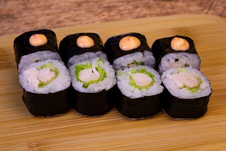 Спайси чикен маки