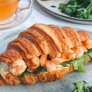 Круассан с креветками