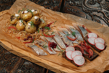 Сельдь бочкового засола с горячим картофелем