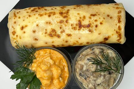 Блинчик с куриным филе в сливочном соусе и грибами