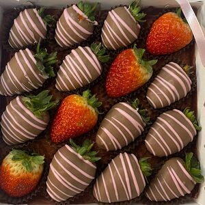 Клубника в шоколаде Розовые полосочки