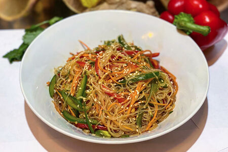 Салат из фунчозы с овощами