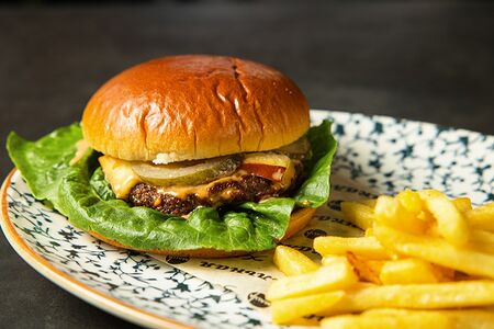 Чизбургер с копчёным сулугуни