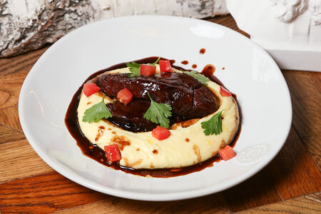 Телячьи щечки с картофельным пюре