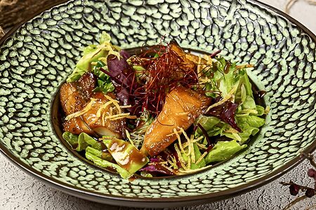 Салат с чёрной треской в соусе мисо