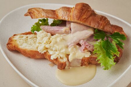 Круассан, скрембл, копченый окорок