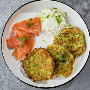 Оладьи из цукини с лососем и страчателлой