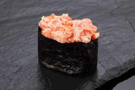 Гункан Спайси лосось