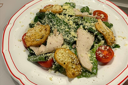 Салат Цезарь с курицей